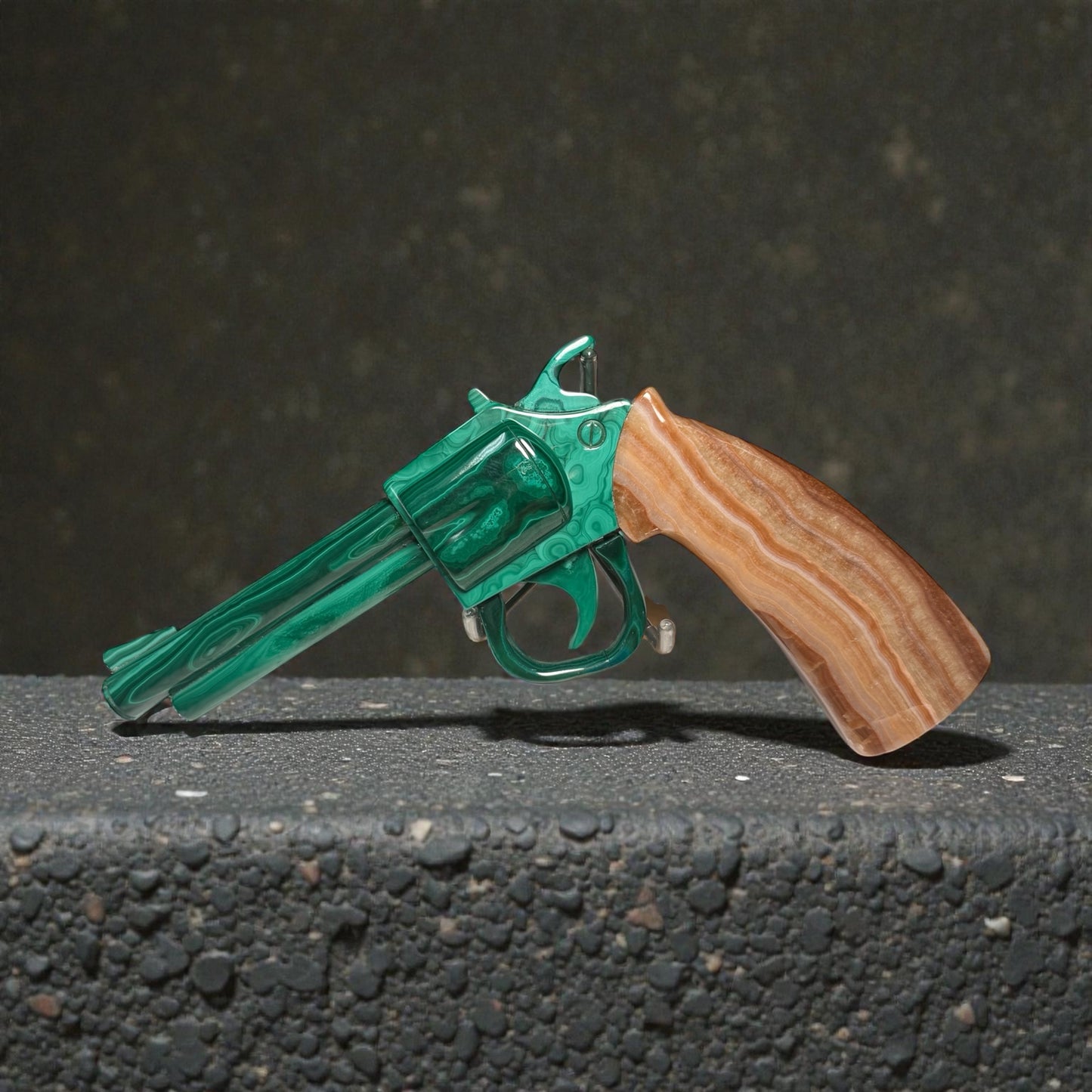 Malachit Revolver Statement piece