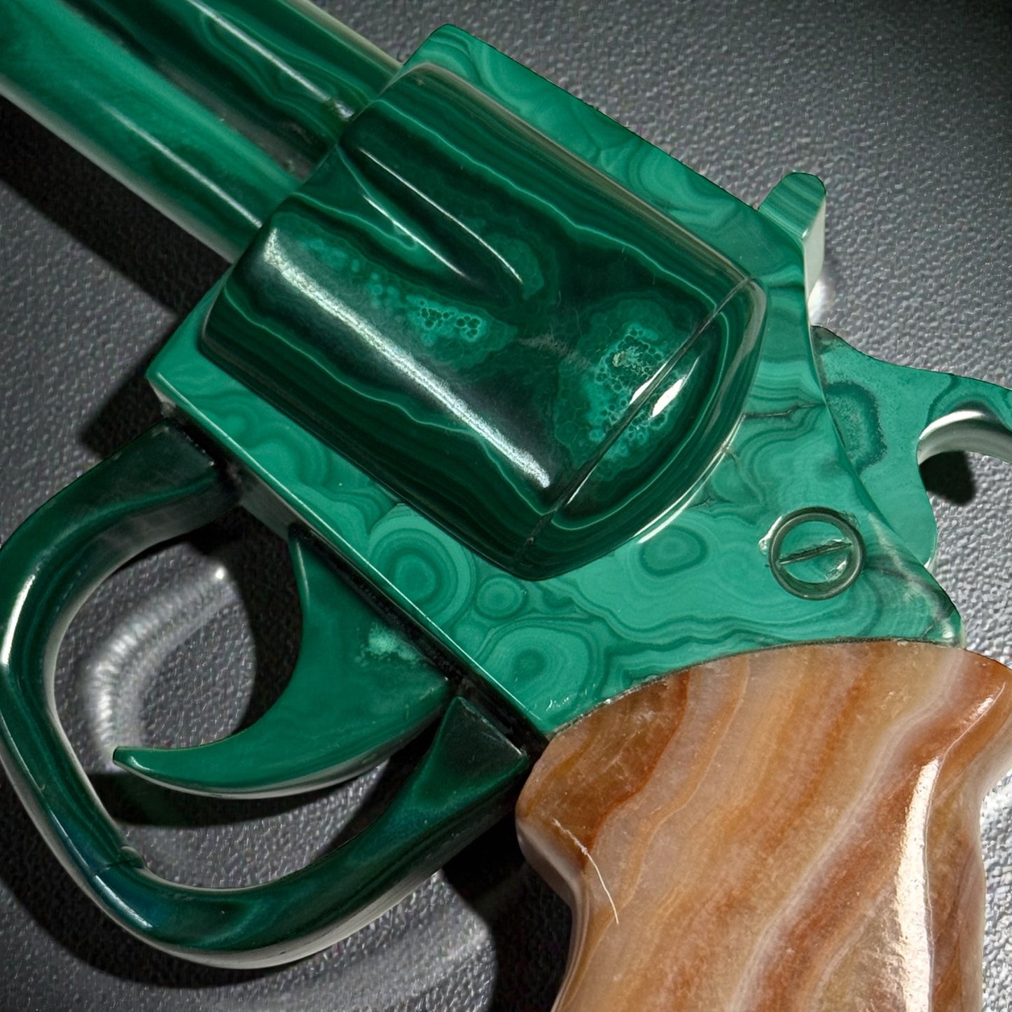 Malachit Revolver Statement piece