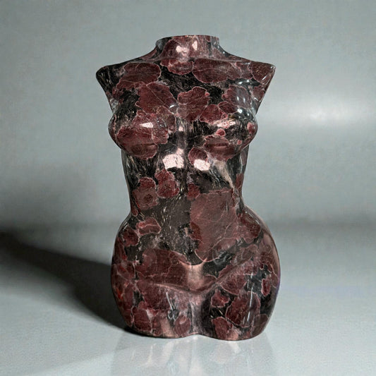 Große Lady Granat Astrophylite Statement