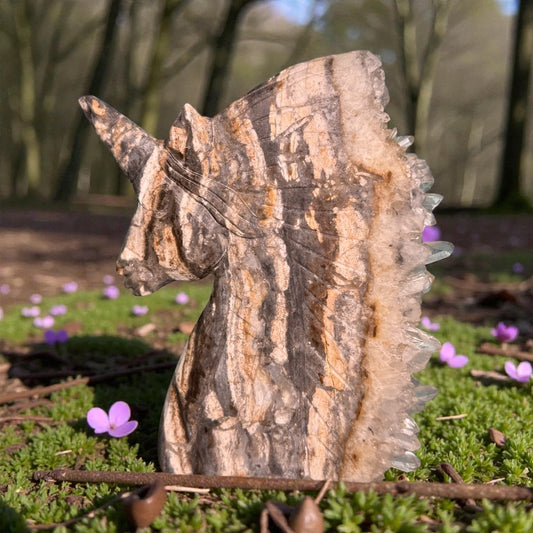 Einhorn mit Kristall spitzen