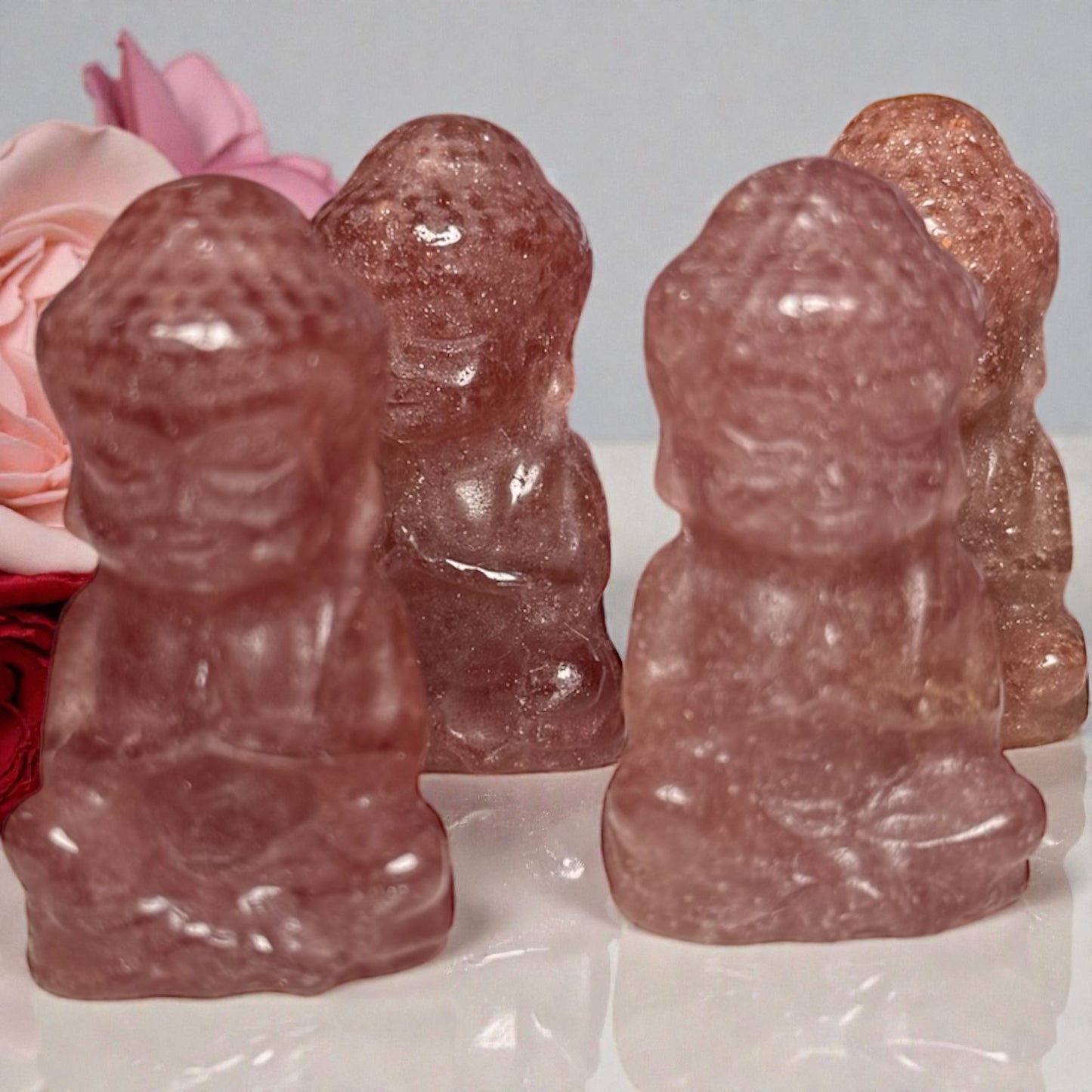 Kleiner Buddha Erdbeerqaurz